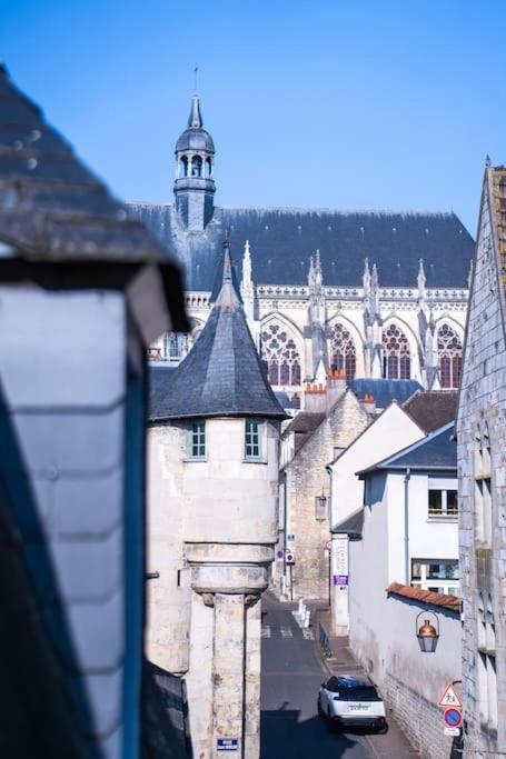 Quartier Historique De Невер Екстериор снимка